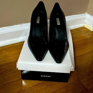 Barely worn black heels ! Great for work